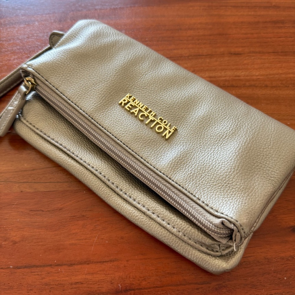 🦊 Kenneth Cole Reaction Metallic Wristlet